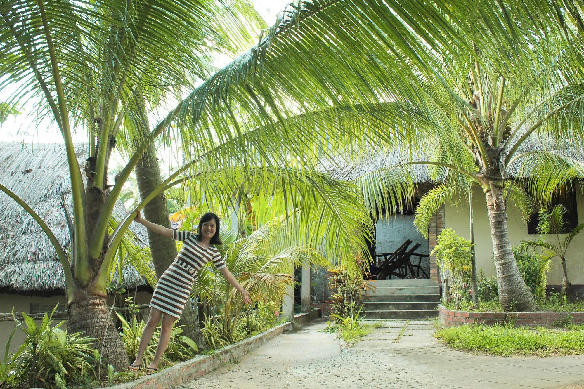 Lien Hiep Thanh Homestay & Beach Bar Дуонг-Донг Экстерьер фото