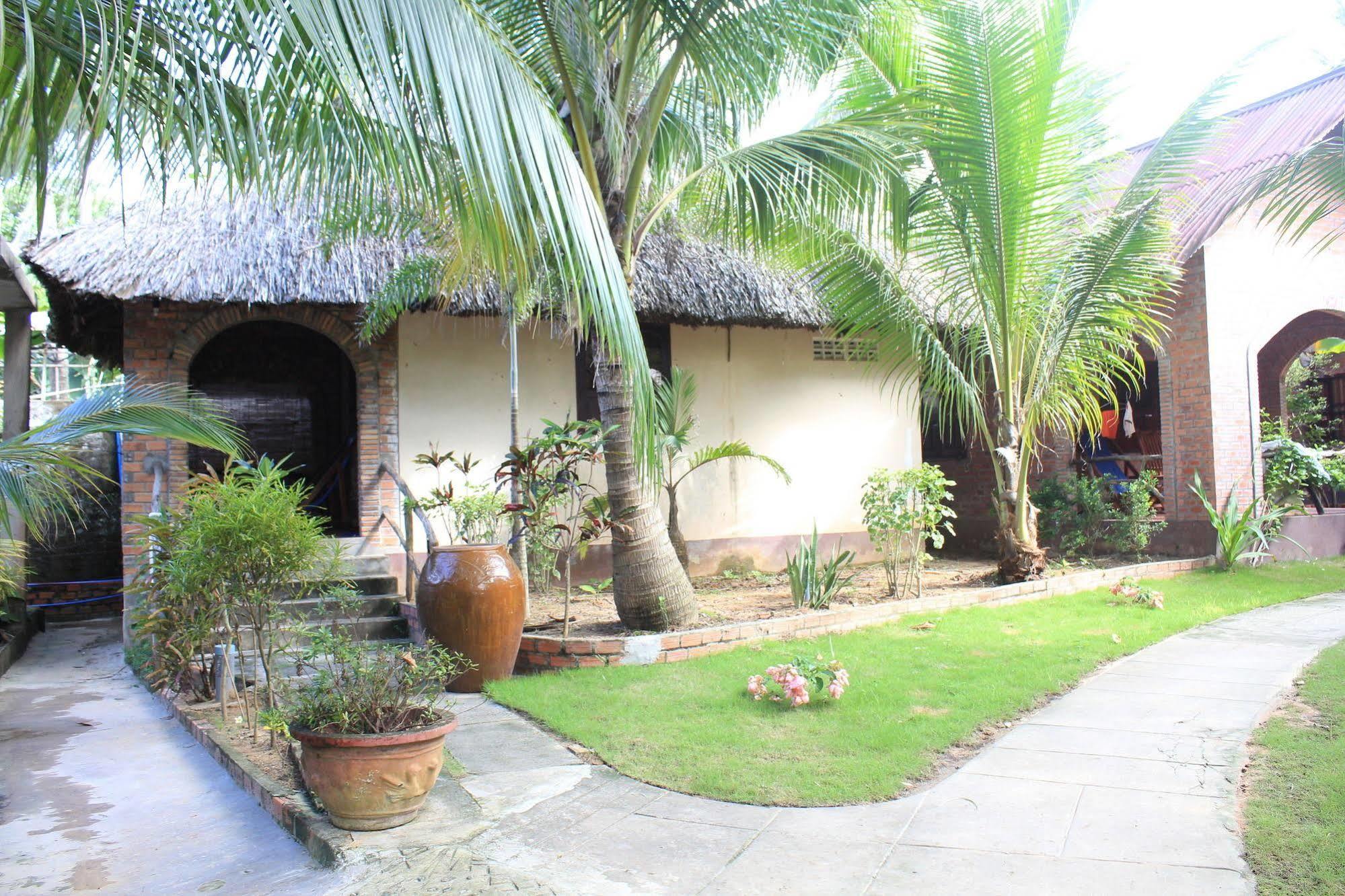 Lien Hiep Thanh Homestay & Beach Bar Дуонг-Донг Экстерьер фото