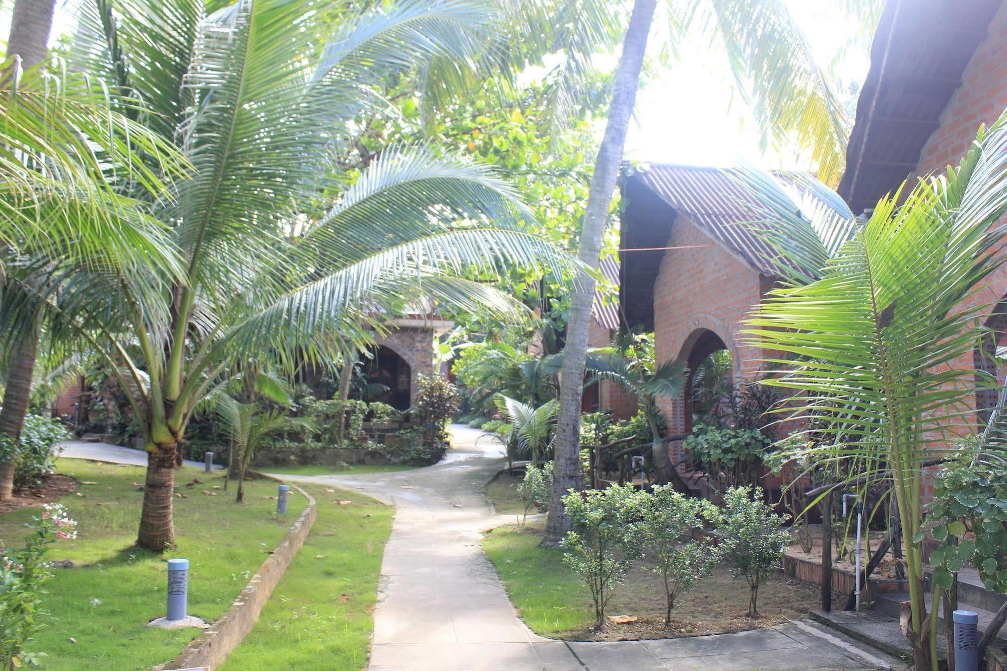 Lien Hiep Thanh Homestay & Beach Bar Дуонг-Донг Экстерьер фото