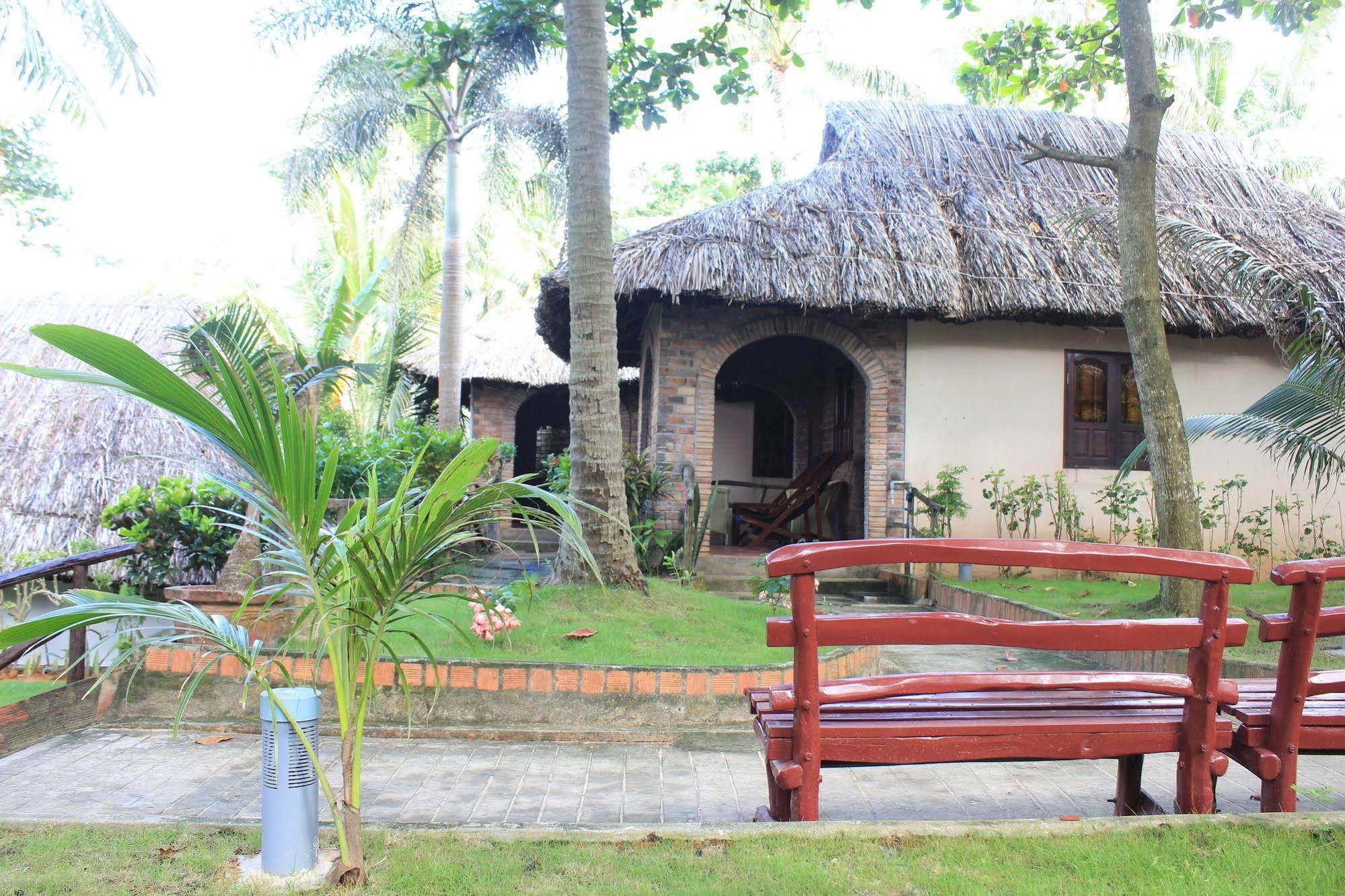 Lien Hiep Thanh Homestay & Beach Bar Дуонг-Донг Экстерьер фото